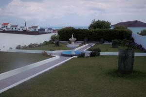 a garden with a fountain in the middle of a yard at Vivenda Garcia B&B in Relva