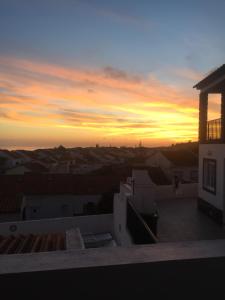 uma vista para o pôr-do-sol a partir do telhado de um edifício em Vivenda Garcia B&B em Relva