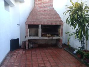 einen gemauerten Kamin neben einer Ziegelwand in der Unterkunft La Francisca in San Salvador de Jujuy