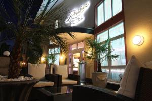 a lobby with chairs and plants in a restaurant at Hotel Residenz Babenhausen - Superior in Babenhausen