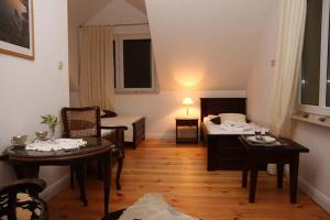 a living room with a table and a bed at Rewa in Rewal