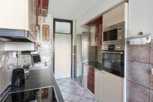 uma cozinha com bancadas e electrodomésticos em aço inoxidável em Perfect reflection em Skopje