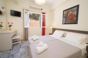a bedroom with two white beds and a window at Prince Studios in Sami