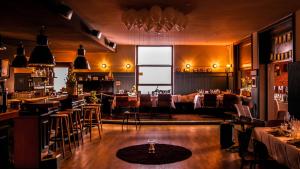 Posezení v ubytování Hafen 17 Hotel Küche Bar
