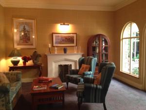 Ein Sitzbereich in der Unterkunft White Sands Hotel