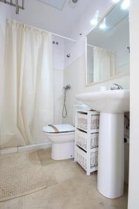 A bathroom at Apartamento Centro San Luis Még 37 kép
