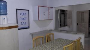 einen Tisch und Stühle in einer Küche mit einem Tisch, einem Tisch und einem Tisch in der Unterkunft Casa de praia em Atalaia in Luis Correia + 6 Fotos