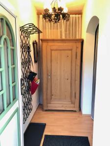 een hal met een houten deur in een huis bij Traumhafte Wohnung auf Pferde Ranch in Aich