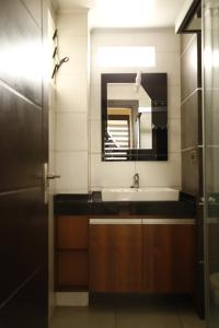 a bathroom with a sink and a mirror at San Martin in Cochabamba