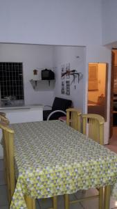 a table and chairs in a living room with a kitchen at Casa de praia em Atalaia in Luis Correia