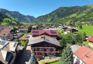 Ein allgemeiner Bergblick oder ein Berglick von des Aparthotels aus