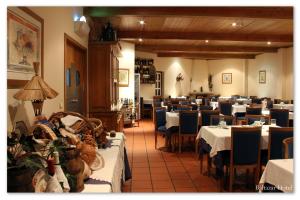 uma sala de jantar com mesas e cadeiras num restaurante em Baltazar Hotel no Gerês
