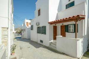una strada nella città di Antipolis con edifici bianchi di NAXOS HOUSE a Naxos Chora