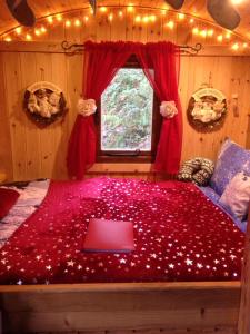 'Morris' the shepherd's hut and woodland hot tub experience客房内的一张或多张床位