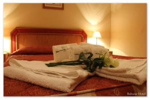 Una pila de toallas encima de una cama en Baltazar Hotel, en Gerês