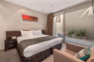 Habitación de hotel con cama y sofá en Highview Apartments en Queenstown
