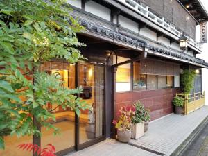 un magasin à l'avant d'un bâtiment avec portes en verre dans l'établissement Ryokan Sawaya Honten, à Kyoto