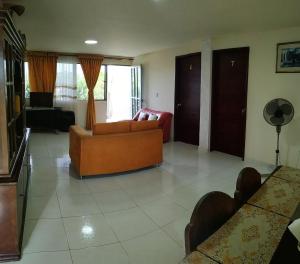 uma sala de estar com um sofá e uma cadeira em Merkezi Saray em Villavieja