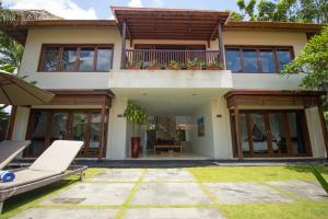 Villa mit Blick auf das Haus in der Unterkunft Amore Villas in Canggu