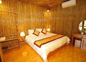 Postel nebo postele na pokoji v ubytování Tuan Ngoc Hotel