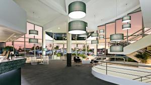um lobby de um edifício com muitas janelas em Best Western Plus Apollo International em Newcastle