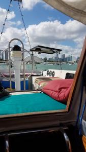 Un barco con una cama en la parte trasera. en Classic Sailboat 30’ en Miami