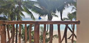 een balkon met uitzicht op het strand bij DiveGurus Boracay Beach Resort in Boracay