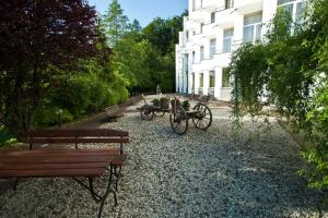 una fila di panchine e di banchi di panchine di Wilga a Ustroń