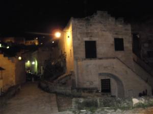 ein altes Steingebäude mit Straßenbeleuchtung in der Nacht in der Unterkunft Agli Archi Dimore Storiche in Matera