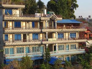 un grande edificio con balconi in cima di Lake Vision Guesthouse a Pokhara