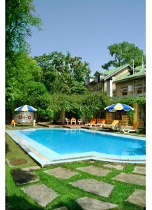 A piscina localizada em WelcomHeritage Taragarh Palace ou nos arredores
