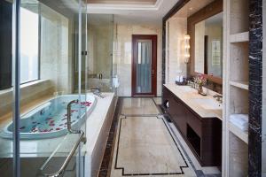 bagno con vasca e 2 lavandini di Wyndham Jingzhou a Jingzhou