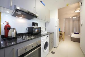 Kuchyň nebo kuchyňský kout v ubytování New Arabian Apartment Al Furjan