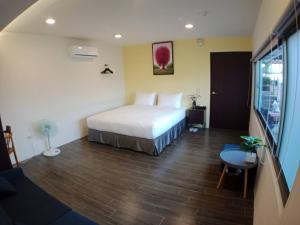 una habitación de hotel con una cama y una ventana en 800 Lan Homestay, en Zhushan 41 fotos más