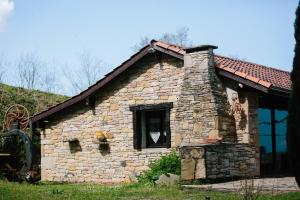 uma antiga casa de pedra com uma janela e um telhado em Gite Manttu em Urrugne