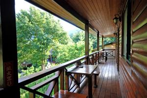 南庄的住宿－鳳櫻碧山莊，一个带桌子和长椅的门廊