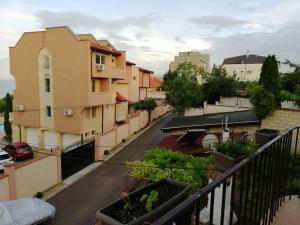 Una vista de una calle de la ciudad desde un balcón. en Vila DVA 3, en Golden Sands