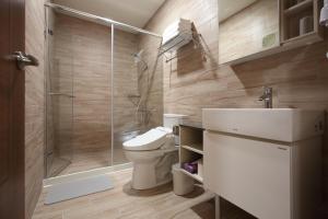 een badkamer met een douche, een toilet en een wastafel bij Pin House in Hualien