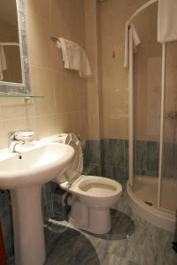 A bathroom at Hotel Metropole