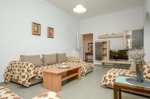 Televízia a/alebo spoločenská miestnosť v ubytovaní NAXOS HOUSE