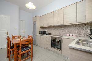 Kuchyňa alebo kuchynka v ubytovaní NAXOS HOUSE