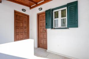 um quarto com uma porta e uma janela em NAXOS HOUSE em Naxos Chora