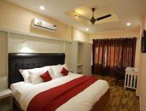 Posteľ alebo postele v izbe v ubytovaní Hotel Wayanad Square