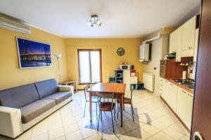 een woonkamer met een bank en een tafel bij Bilocale a 50 metri dal mare in Varazze