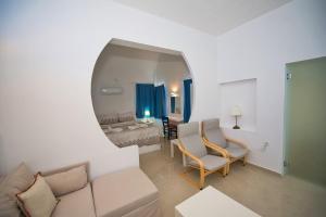 Un lugar para sentarse en Caldera View Resort - Adults Only