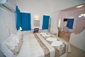 Una cama o camas en una habitación de Caldera View Resort - Adults Only