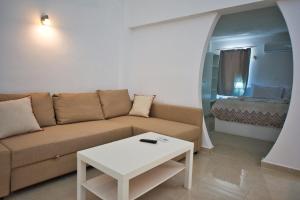 Un lugar para sentarse en Caldera View Resort - Adults Only