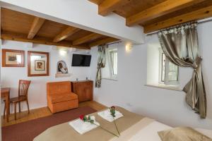 een slaapkamer met een bed, een bureau en een stoel bij Apartments Ivana in Dubrovnik