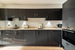 A kitchen or kitchenette at NEW 2BD Flat 4mins to Excel Centre Fast City Links