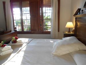 A bed or beds in a room at El Sequer Casa Rural